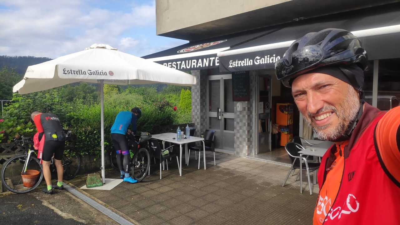 Oscar and me, packing up our things after the breakfast stop in Mañón, Dani is taking the picture and appears on the right, selfie style