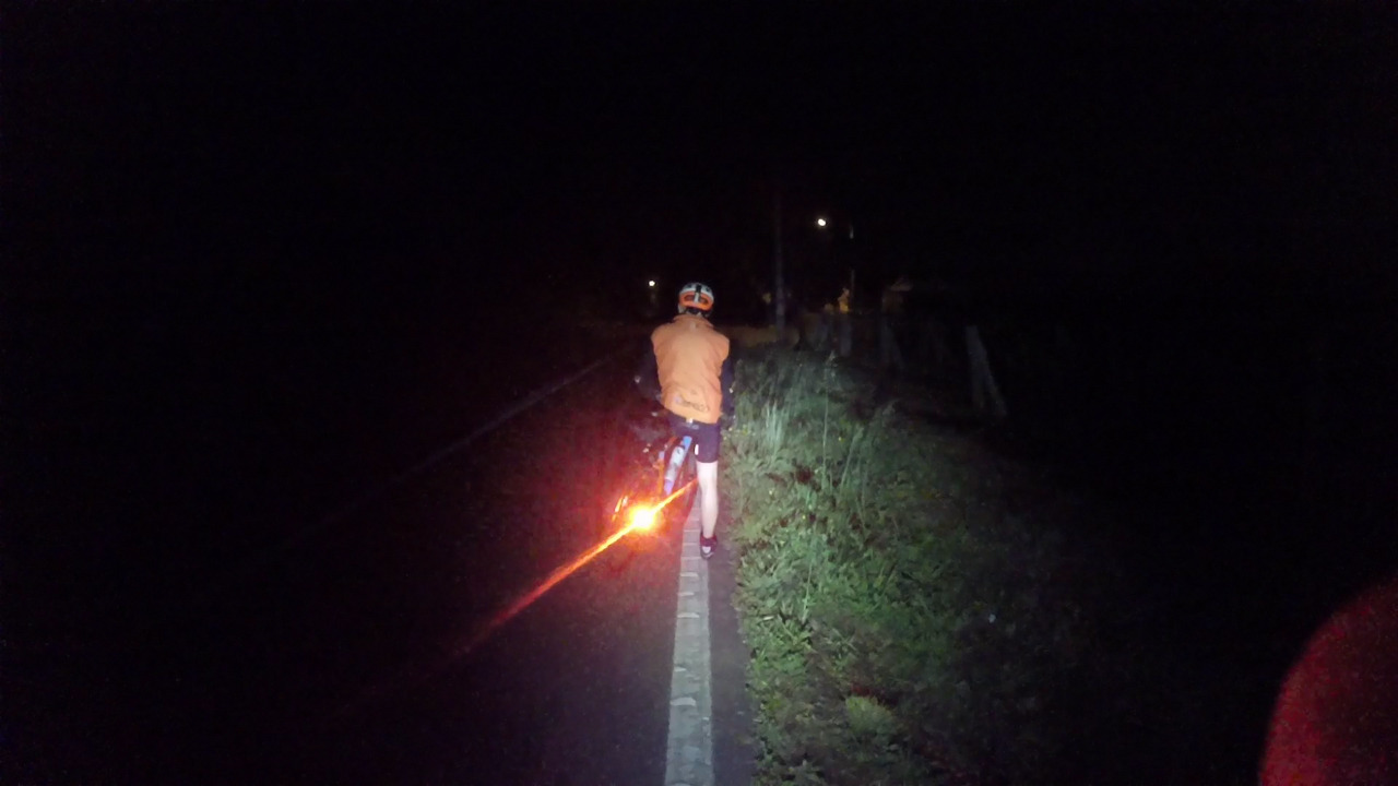 Graeme, stopped by the road at night, while we waited for Ángel and the others to sort out things with the second flat tire