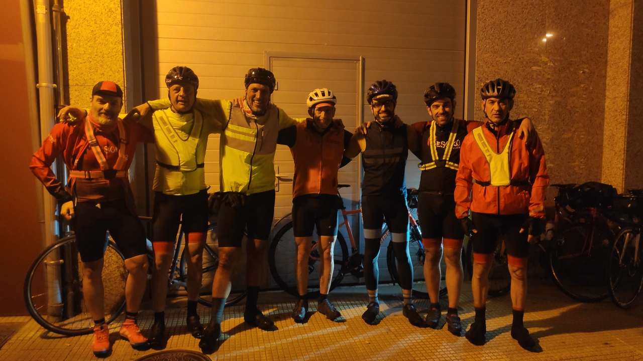 Group picture after finishing the Brevet, from left to right: Edgar, Oscar, Dani, Graeme, me, Ángel and Jose