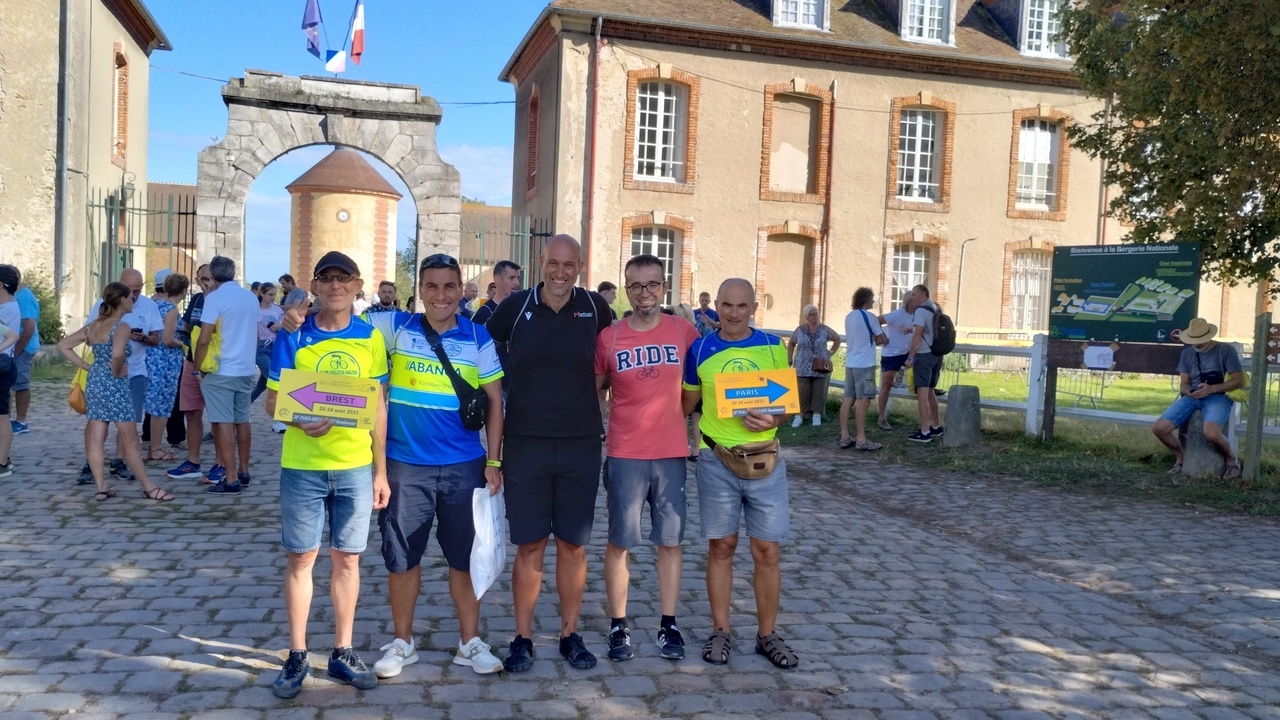 Group picture in front of the entrance to the Bergerie Nationale, Felipe is holding the arrow pointing to Brest, while Manolo is holding the one pointing to Paris