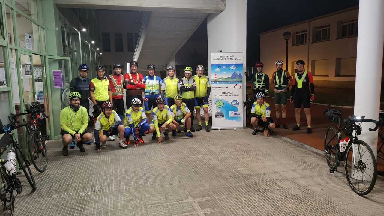 The brevet participants, in the usual group start picture in INEFG