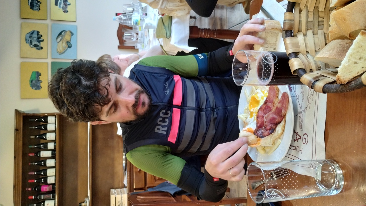 Sergio, having a superb lunch of 'huevos fritos con bacon'