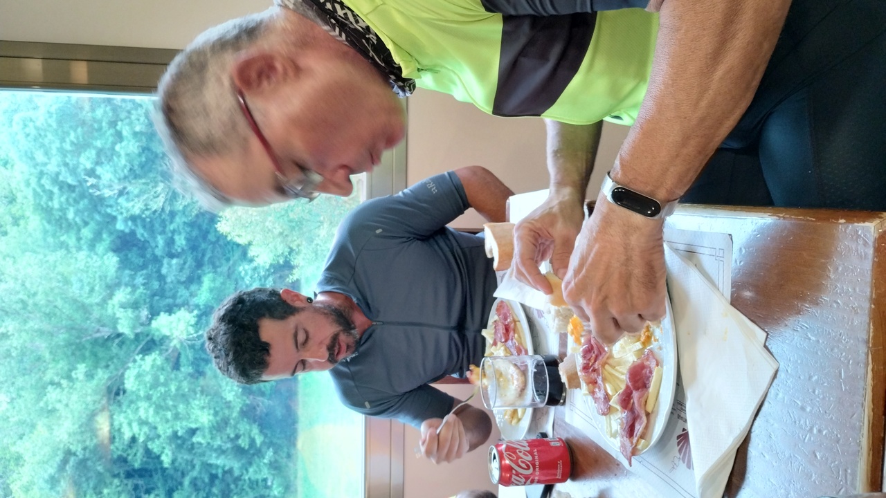 Sergio Pulido and Valentín, enjoying their lunch of 'huevos fritos con bacon'