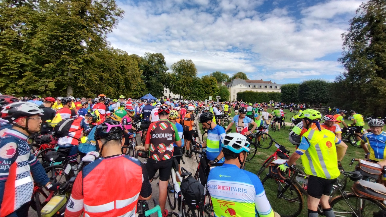 Literally hundreds of cyclists in queue, waiting for the bike checks