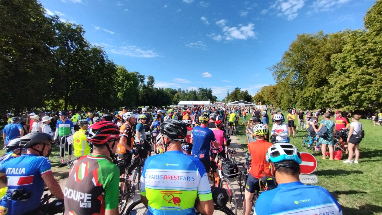 Group H waiting for the start, on the dirt path that would take us out of Rambouillet. At the end of the photo there is the inflatable arch marking the start