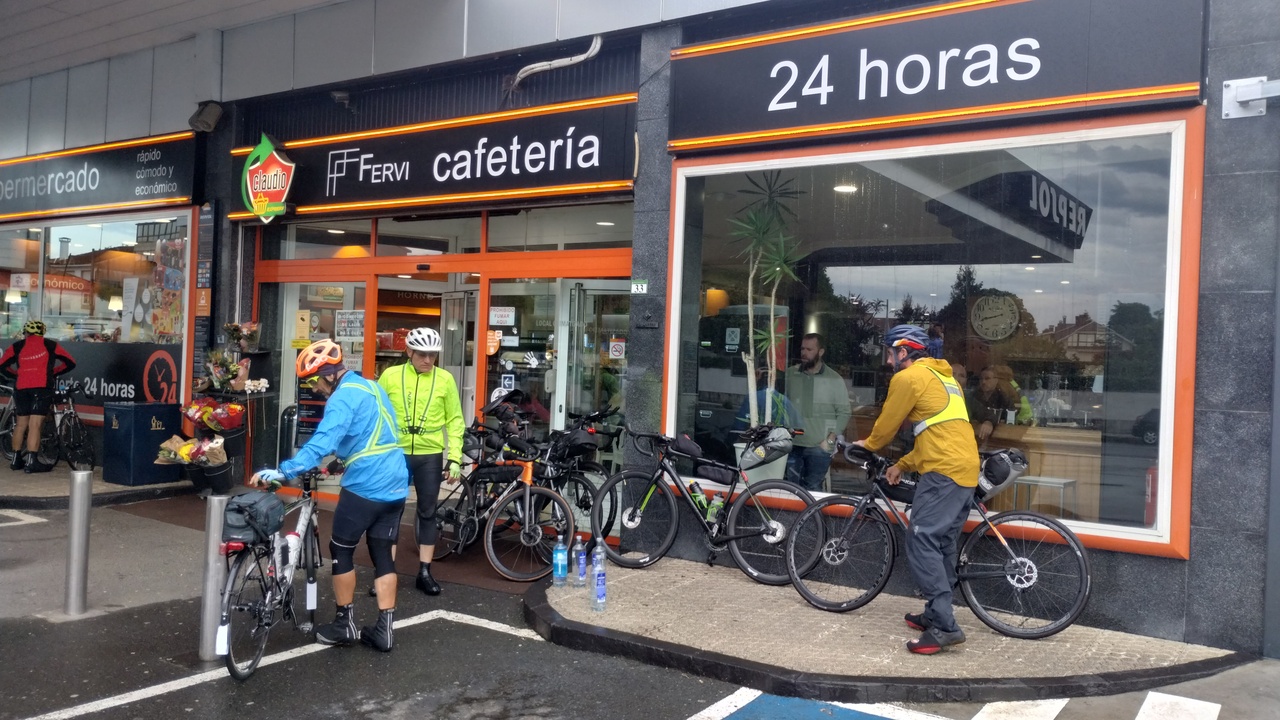Saúl, Valentín and Sergio Pulido, getting ready to leave Lalin