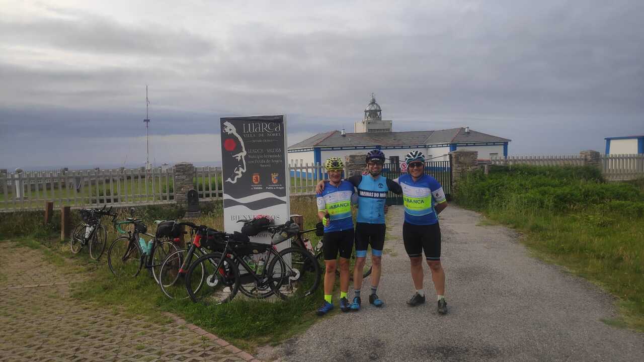The 'blue team' at the lighthouse in cabo busto, that is, Manolo, me and Ferreiro