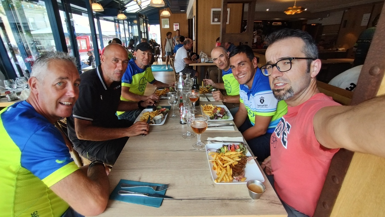 Group selfie at lunch, with Luis, another galician friend who joined us for lunch