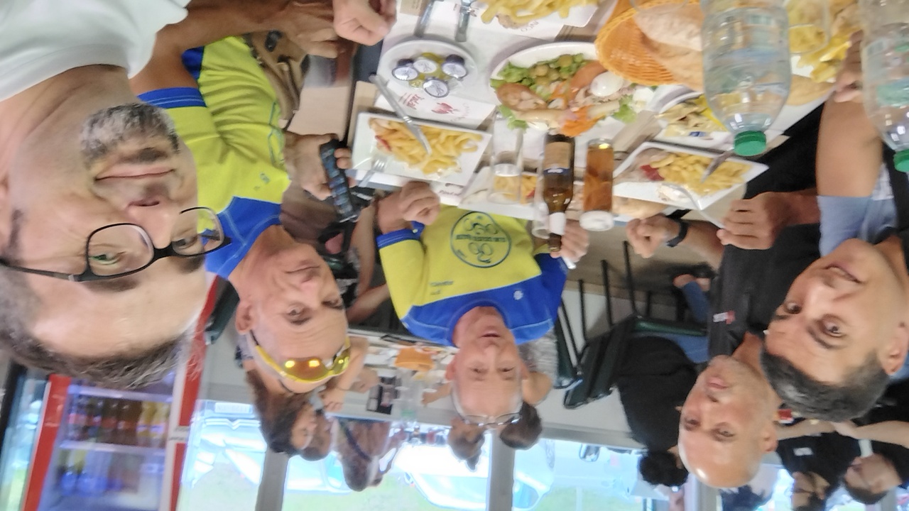 Group selfie, having lunch in Unquera