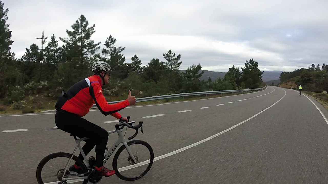 Juankar, going down puerto del Manzanal on the same big open road, Dani is also a little dot on the ride side of the picture, far ahead from him.