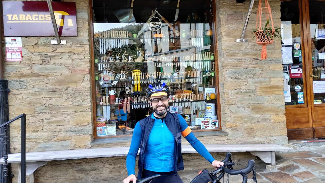 Me in front of a shop that sells navallas, traditional galician/asturian knives, of all sizes.