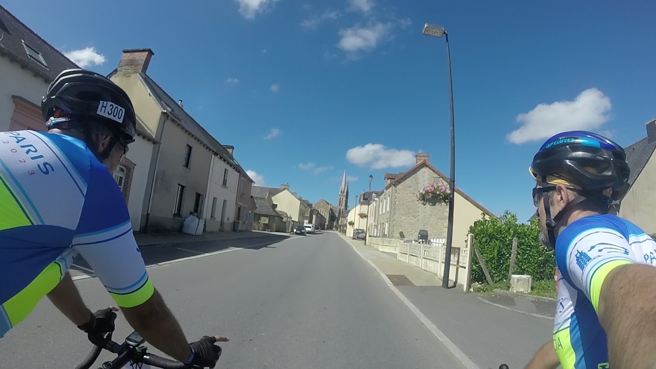 Dani and me, riding side-by-side while entering the village of Mèdreac