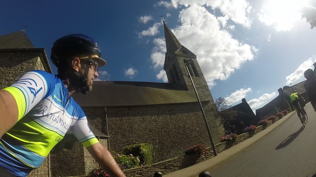 Passing the church in Merlèac, in the Armorique