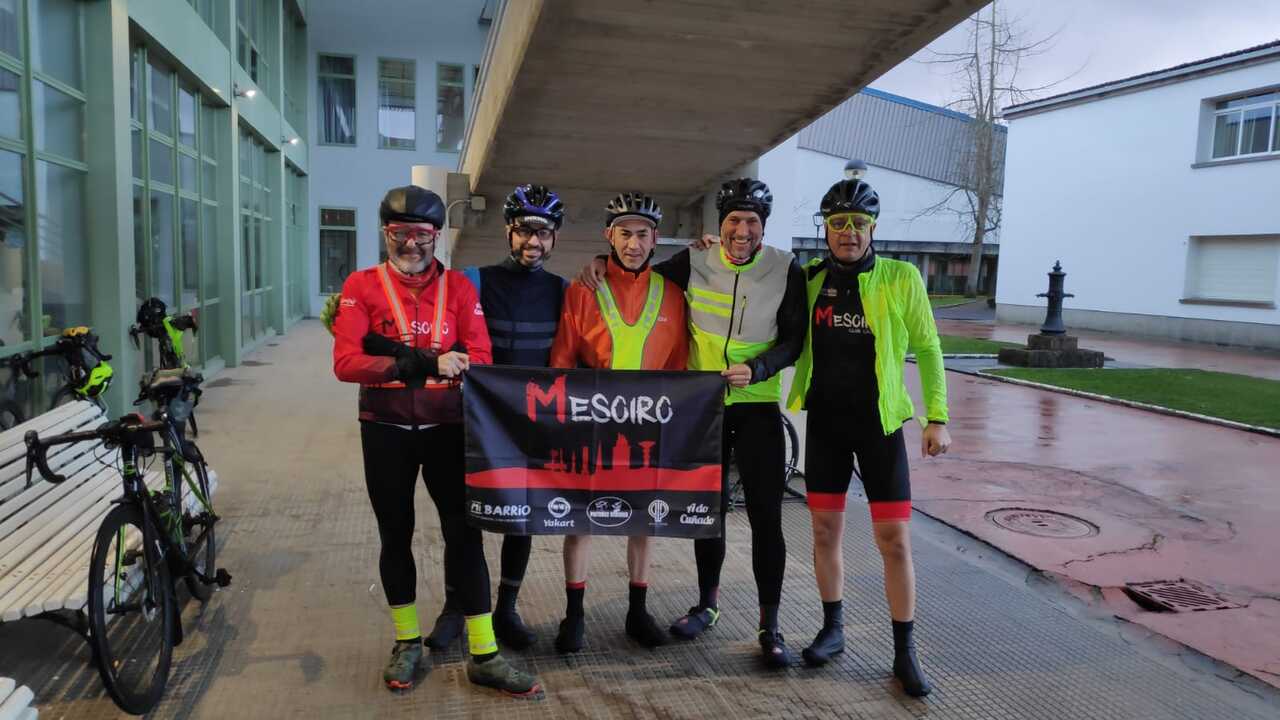 The group pic of the members of the Mesoiro cycling club + a guest (me)