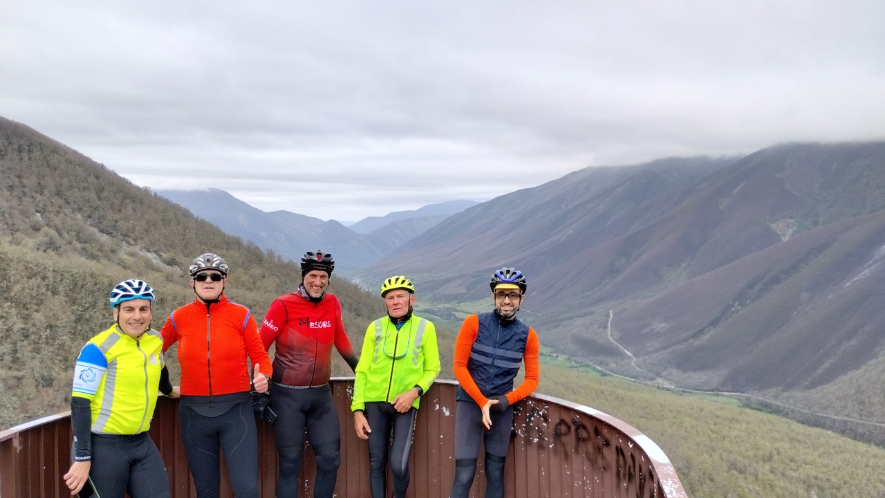 Ferreiro, Juankar, Dani, Anselmo and me, leaning on the protection barrier in a platform, behind us is a nice view of the valley below