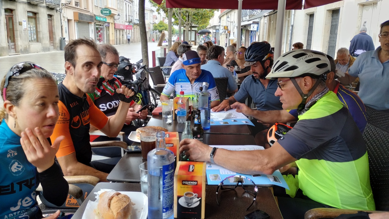 Everybody sitting at the table in Monforte. Some are already eating, some are waiting for their meal to arrive