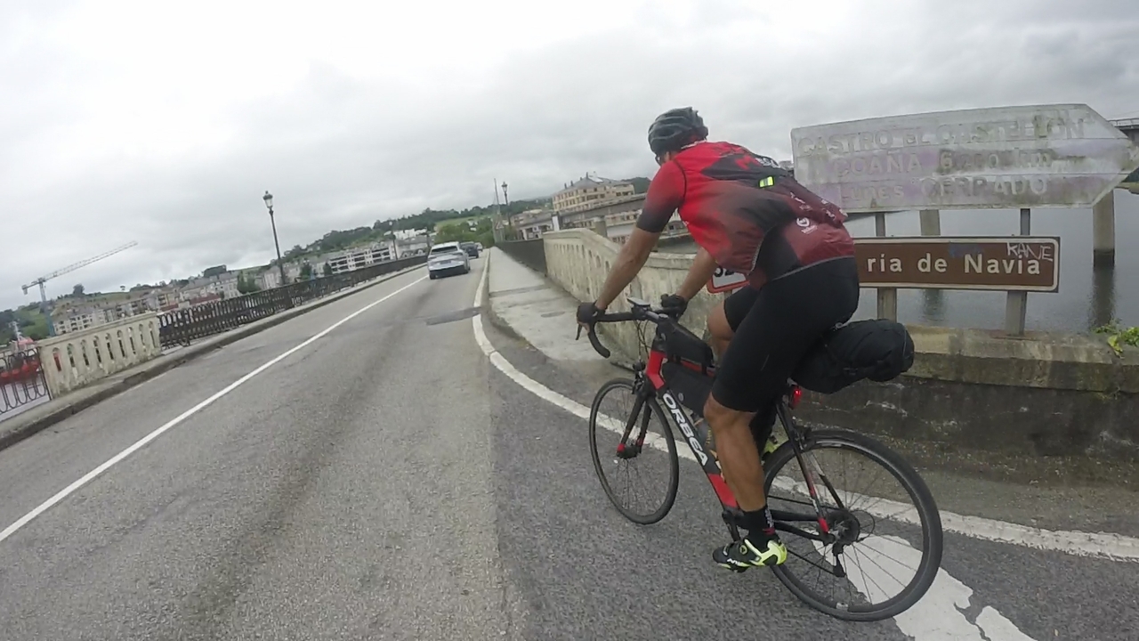 Dani, about to start crossing the bridge over the Navia river