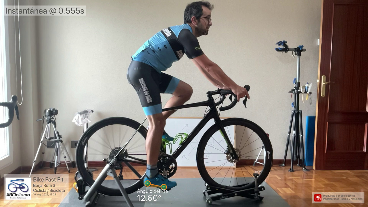 Me on the synapse, at the bike fit studio, hands on the hoods. The angle my right foot makes in relation to the floor, after the adjustments on the saddle, is shown, with a value of 12.60 degrees