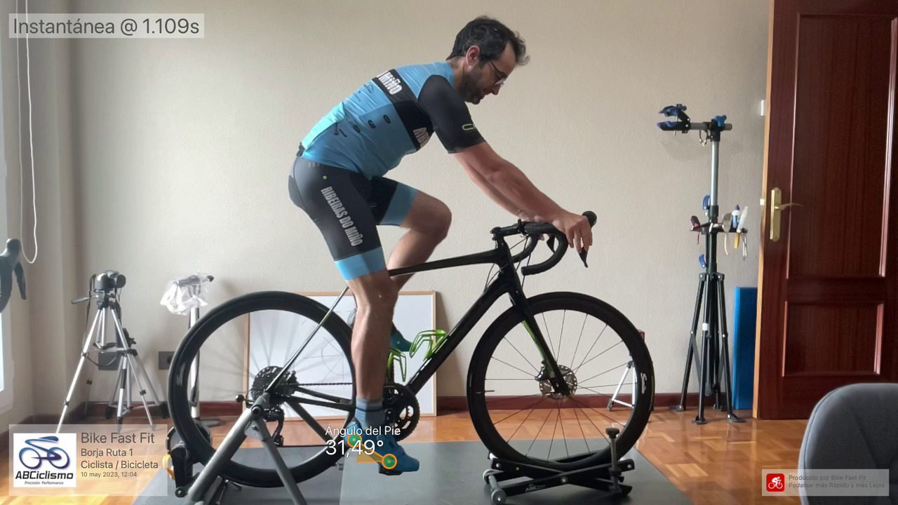Me on the synapse, at the bike fit studio, hands on the hoods. The angle my right foot makes in relation to the floor is shown, with a value of 31.49 degrees