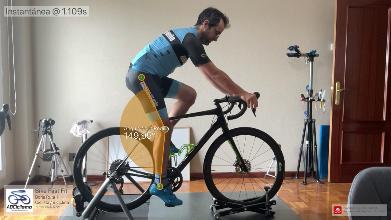 Me on the synapse, at the bike fit studio, hands on the hoods. The angle made by hip, knee and foot, on my right side is shown, with a value of 149.95 degrees