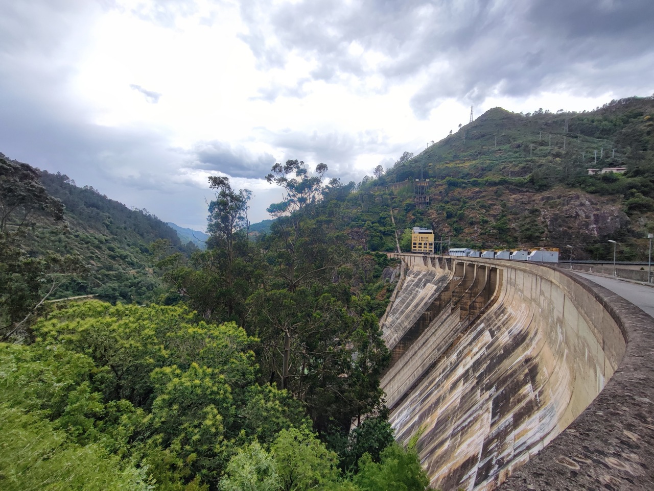 Picture of the Os peares dam - to the right - and part of the views from it - to the left. Photo courtesy of Roberto Fernandez Perez