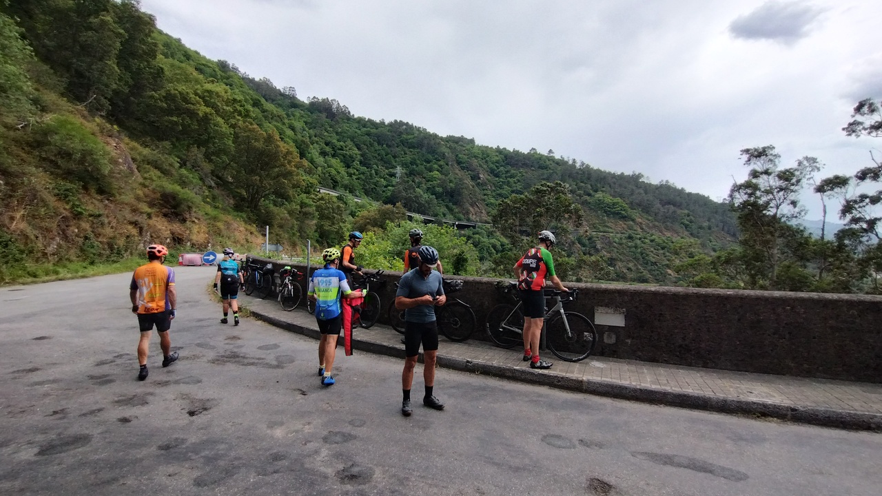 Everybody picking up their things and bikes after taking the proof picture at the Os Peares dam