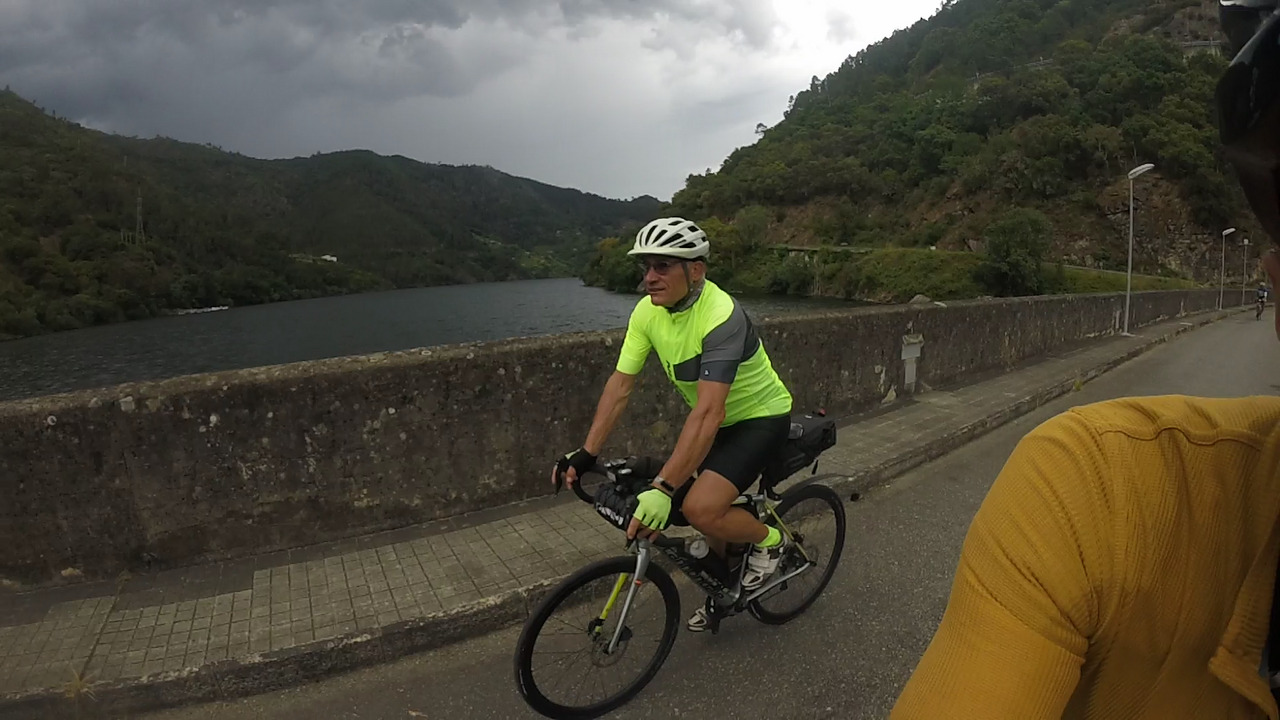 Valentín, crossing the dam at Os Peares