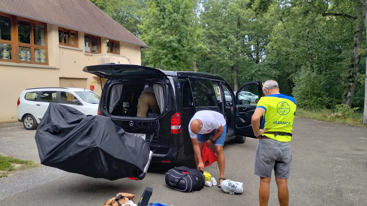 Packing our stuff a bit better, last night we did it in a hurry and without much light, so things were a bit... chaotic... in there