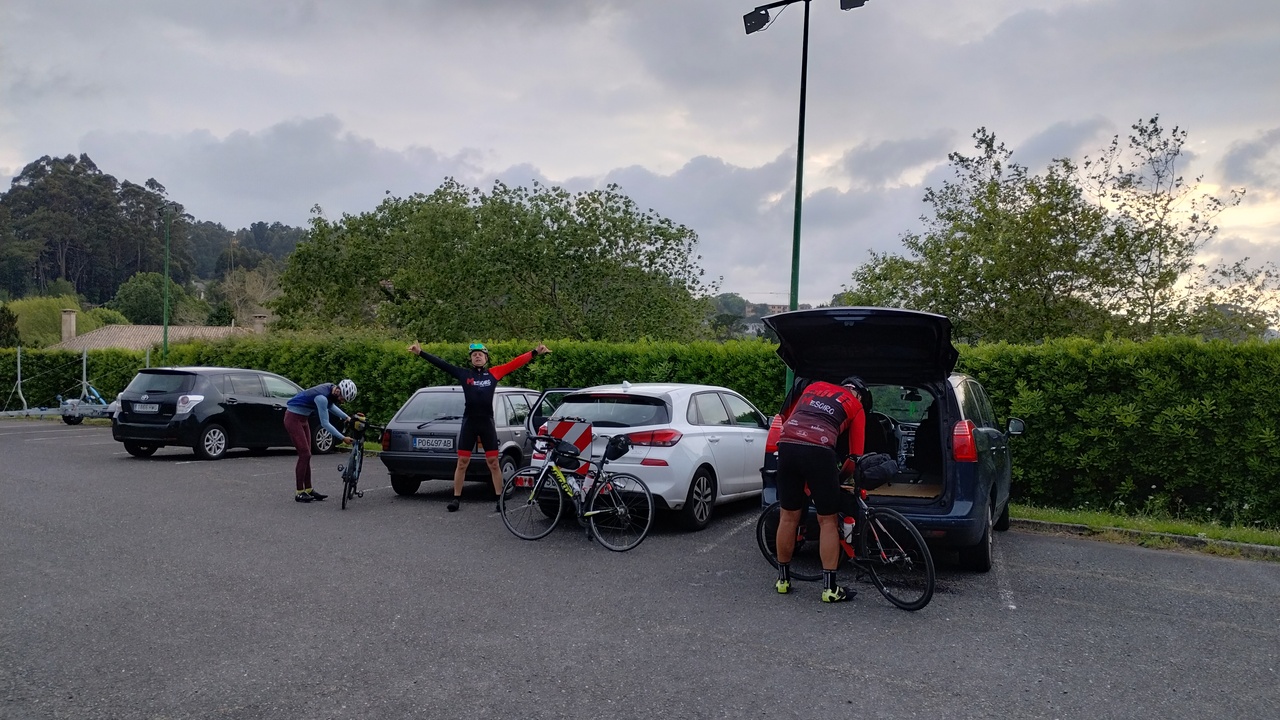 Alex and Dani packing up their things into their cars, while Oscar is there in the middle, arms and legs spread wide open, his hands doing a surfer gesture