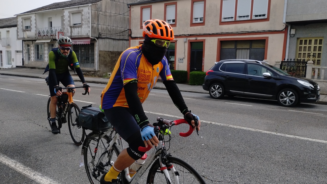Saúl and Sergio, arriving in Paradela, stopping at the fountain