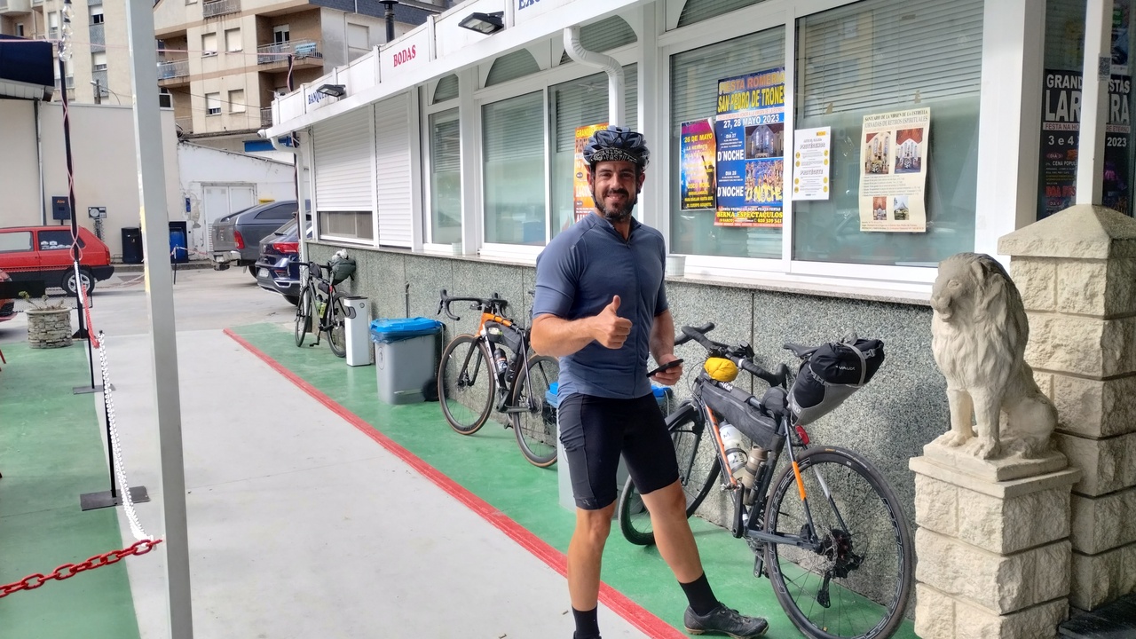 Sergio Pulido, at the coffee stop in Puente Domingo Florez, doing a thumbs up and grinning