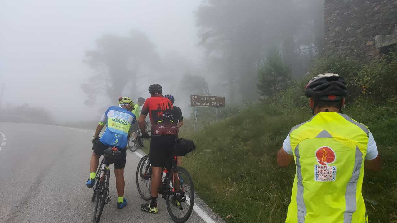 The whole group, regrouping at the sign of 'Alto de Penouta', still foggy and getting definetely colder