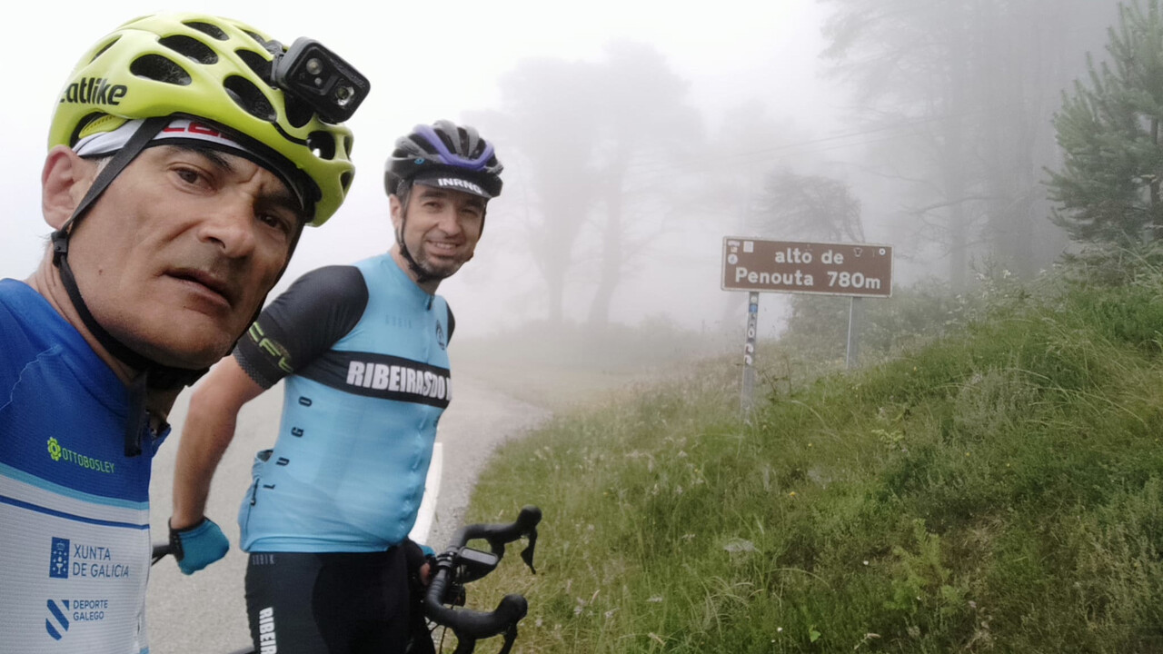 Manolo and me, together by the sign of 'Alto de Penouta'. I'm still not wearing my glasses