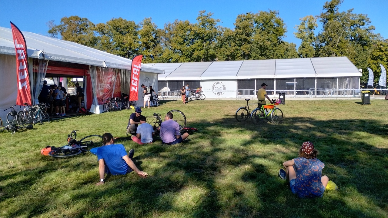 Outside the tent with all the stands and the concourse de machines, people were just sitting or laying on the grass, relaxed and chatting, having a good time
