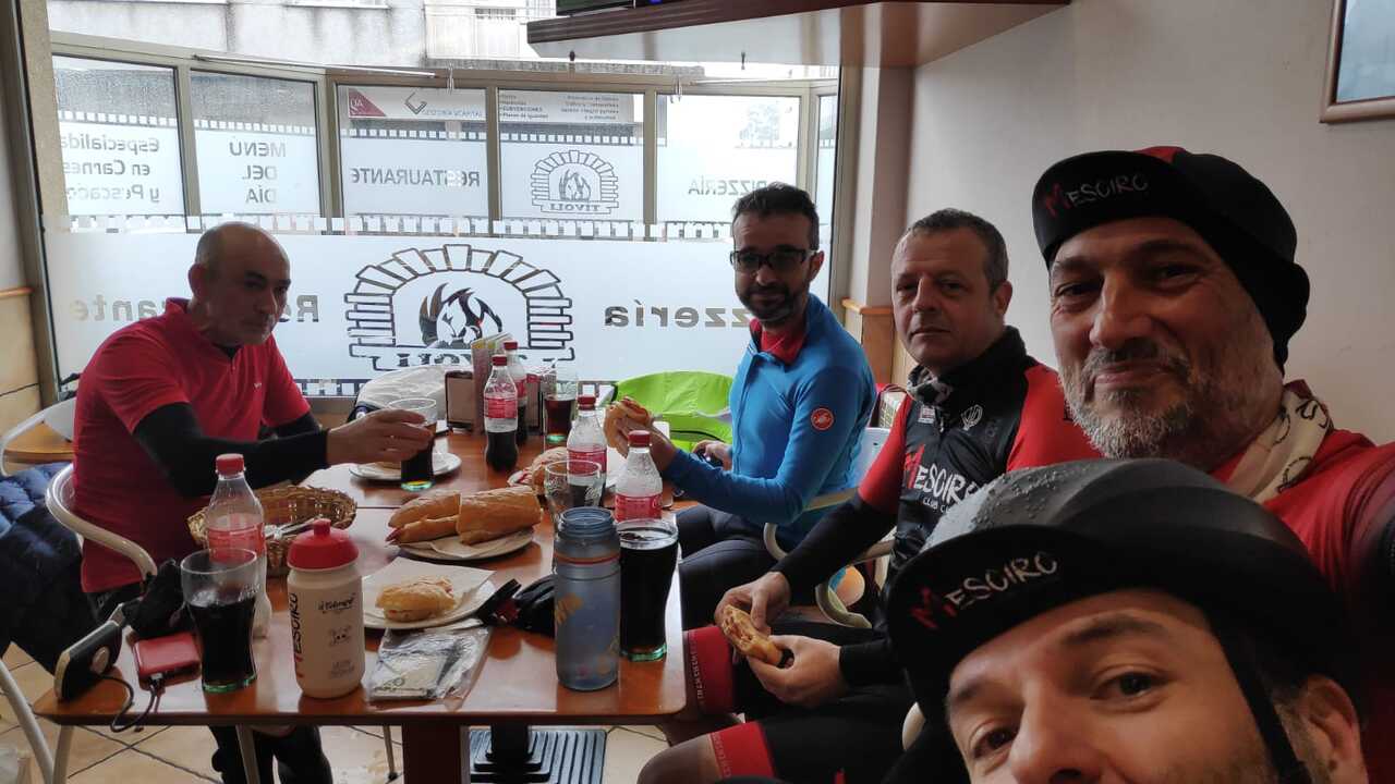 Everybody eating their 'bocadillos' in a pizzeria in zas, from another point of view