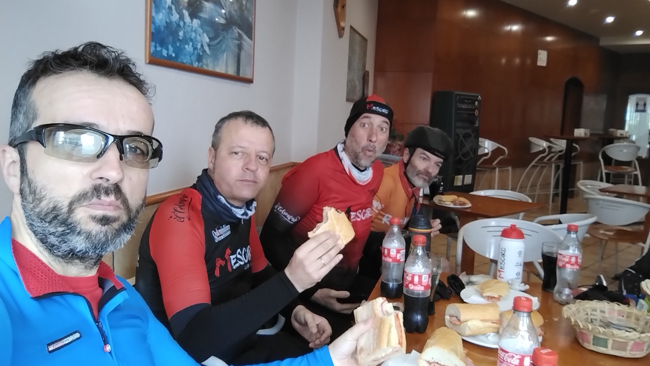 Everybody eating their 'bocadillos' in a pizzeria in zas