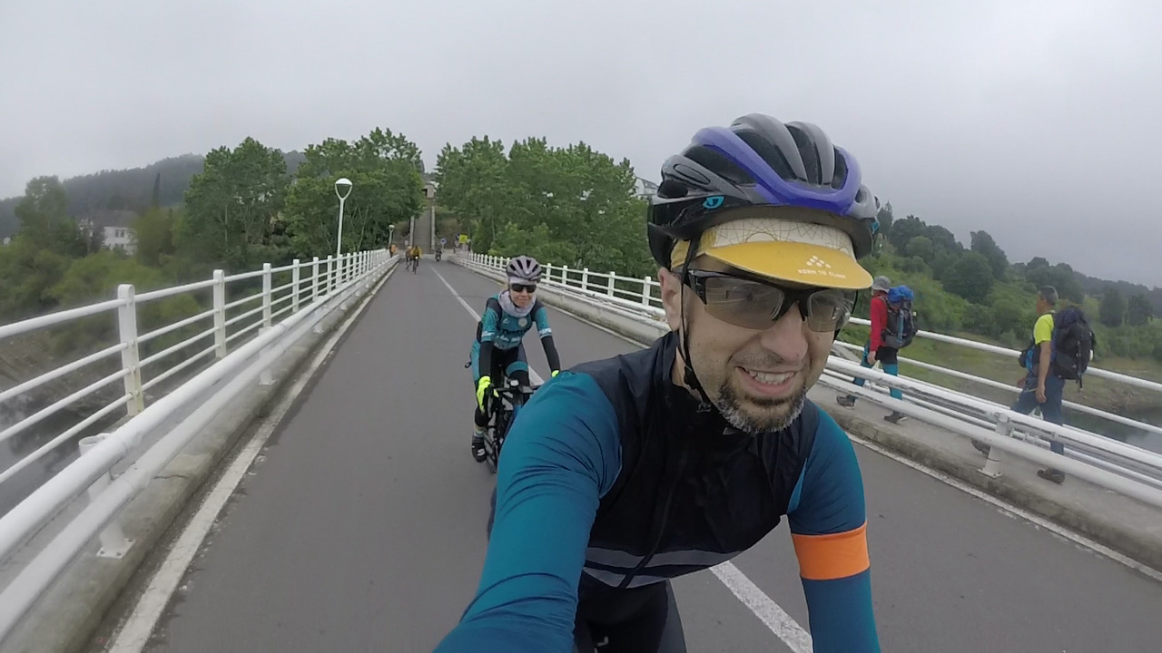Estefanía and me, crossing the bridge over the Miño river, out of Portomarin