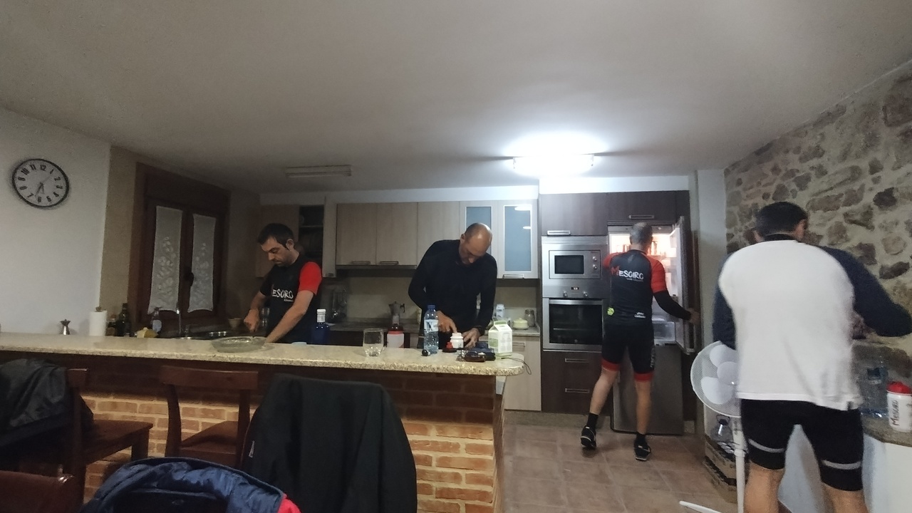 My friends from the Mesoiro CC, preparing their breakfast