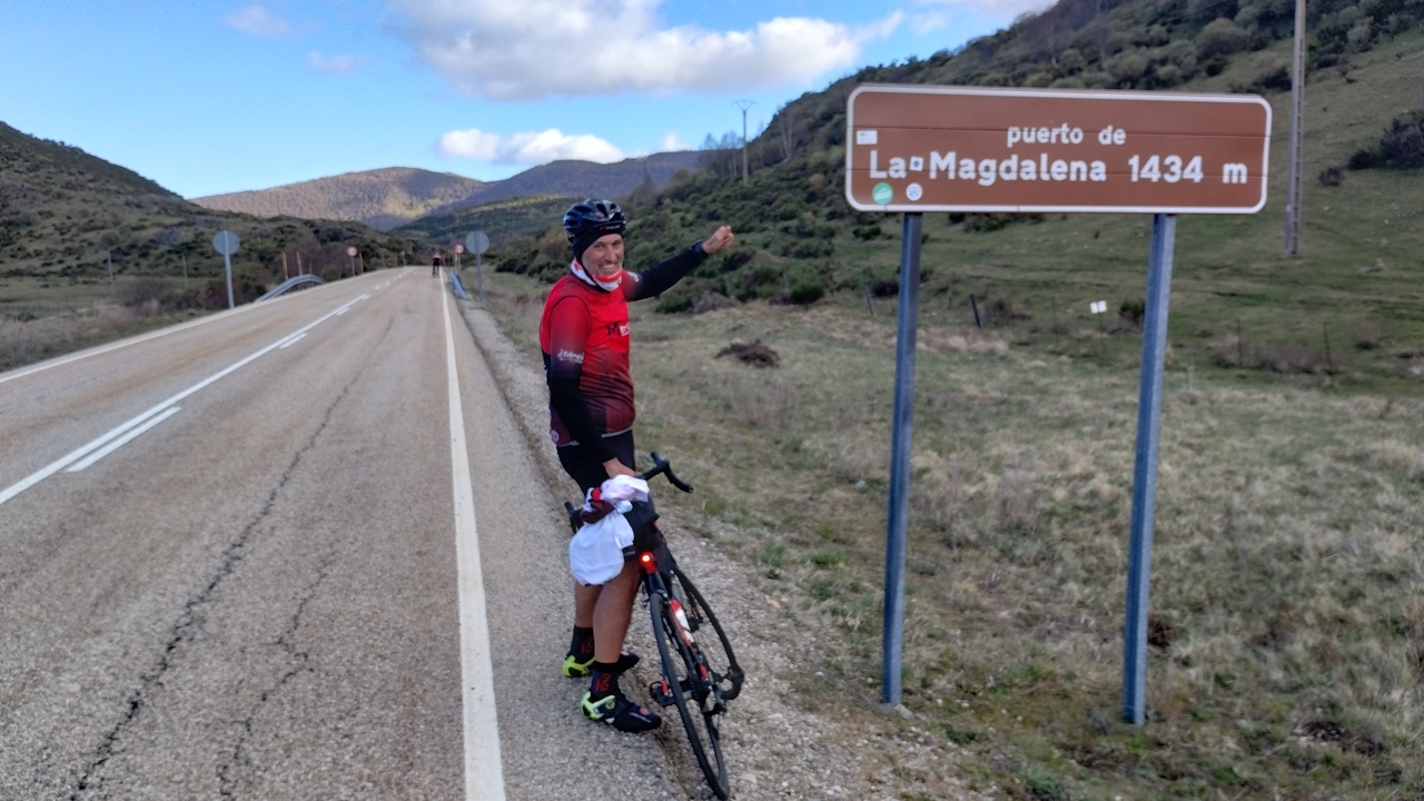 Dani, by the sign 'Puerto de La Magdalena 1434m'