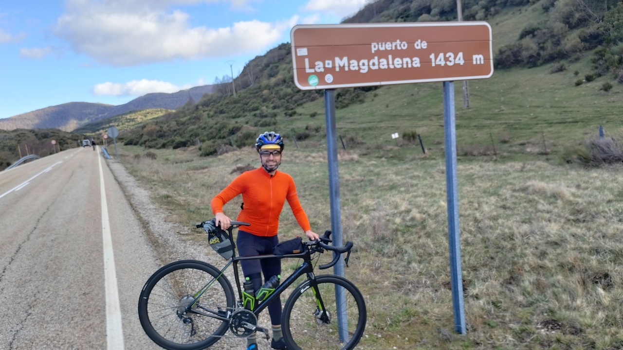 Me, by the sign 'Puerto de La Magdalena 1434m'