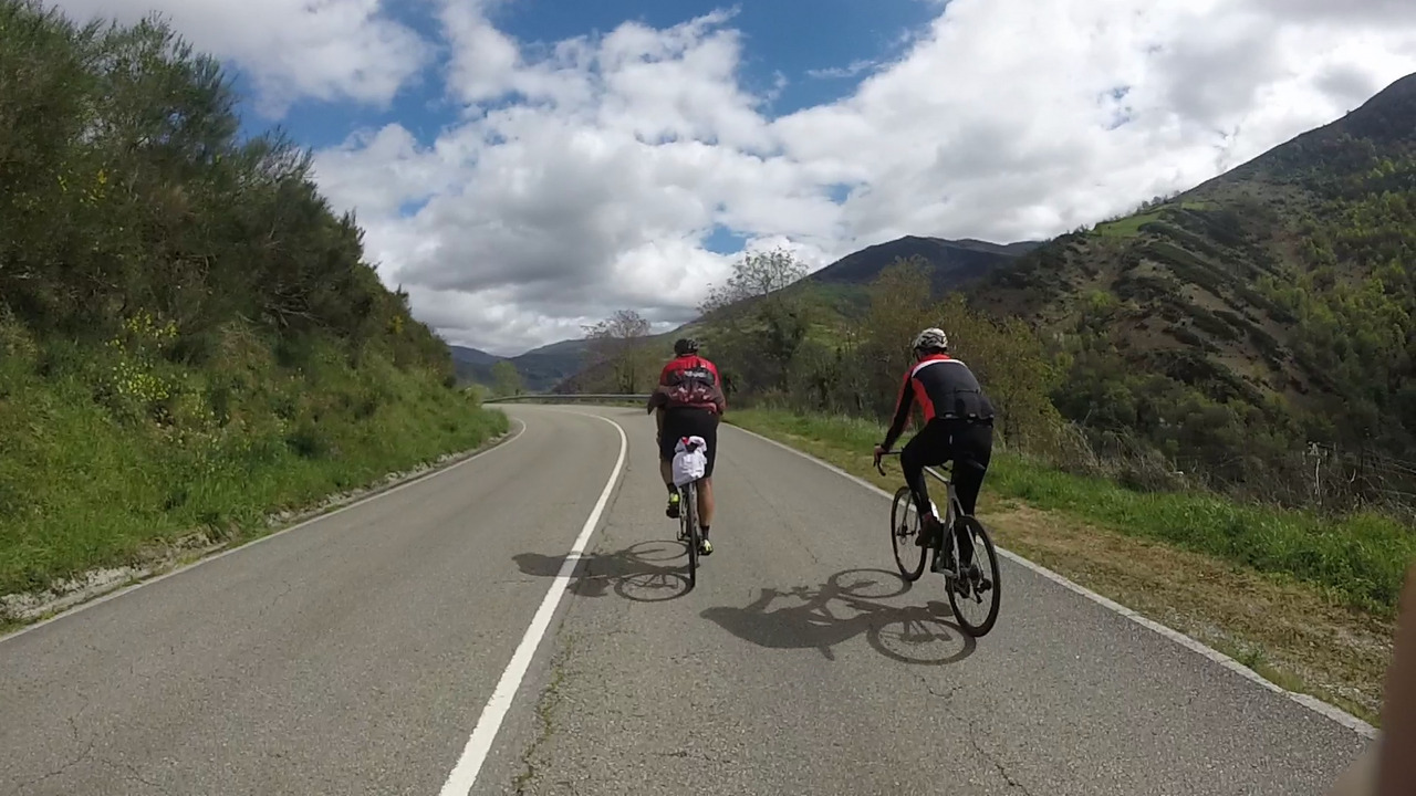 Dani and Juankar, at some point in the middle of the climb to El Puertu