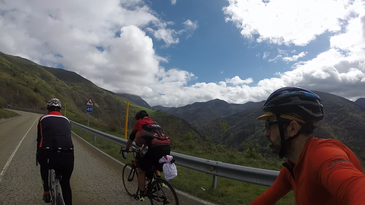 Dani, Juankar and me, riding on the last few km of the climb to El Puertu