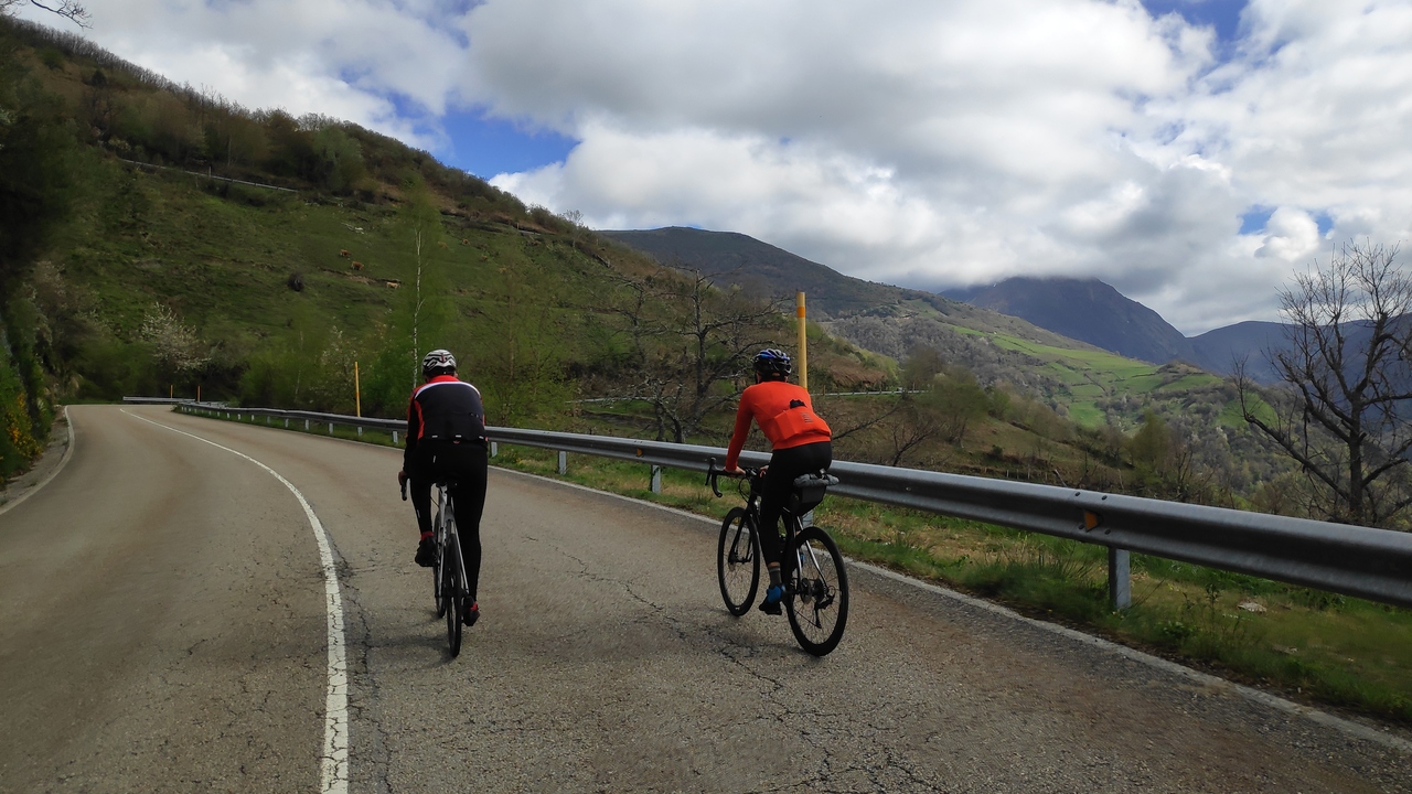 Juankar and me, at some point in the middle of the climb up to El Puertu. In the picture you can see the road we took to the top, with its twists and turns
