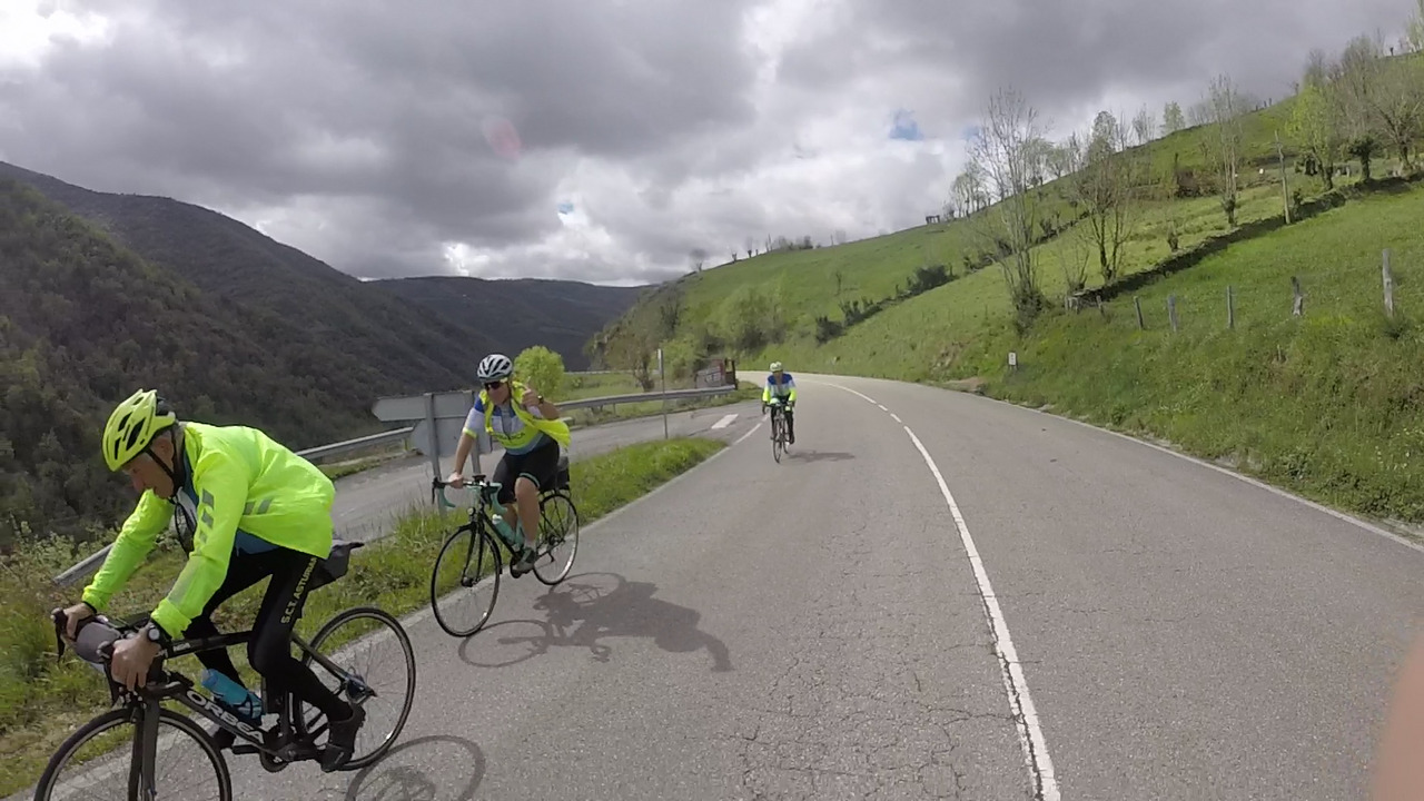 Anselmo, followed by Ferreiro and Manolo at the start of the climb to El Puertu