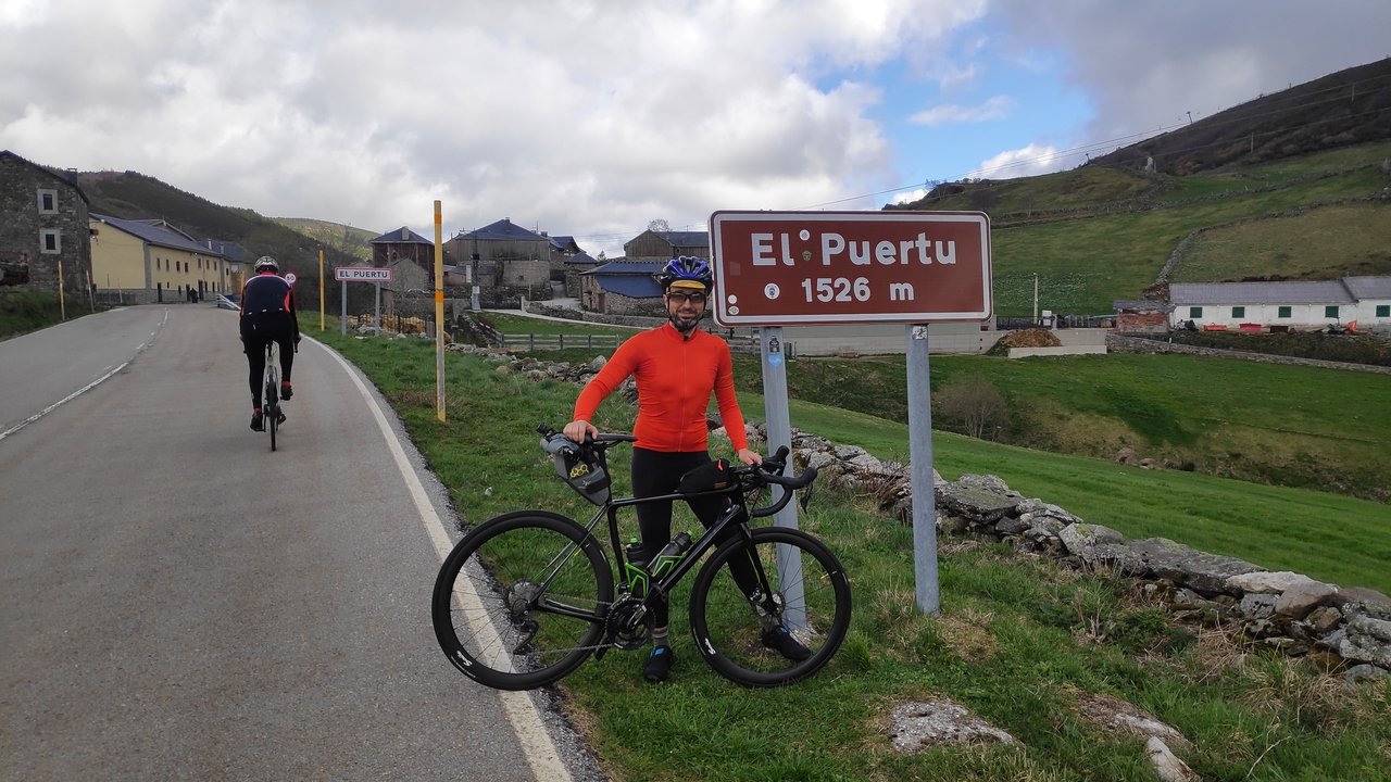 Me, by the sign that says 'El Puertu' at the top of the Leitariegos climb