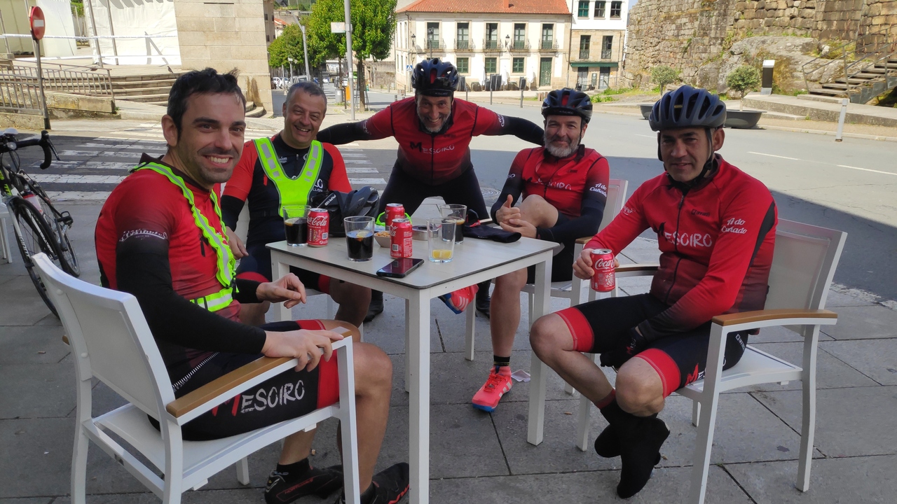 Group picture of the 'Mesoiros', sitting on a terrace in Ribadavia