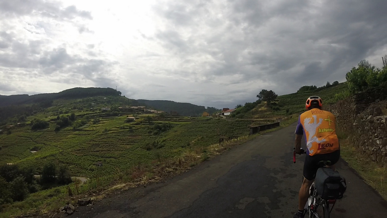 Saúl riding up that last climb out of the Sil river banks