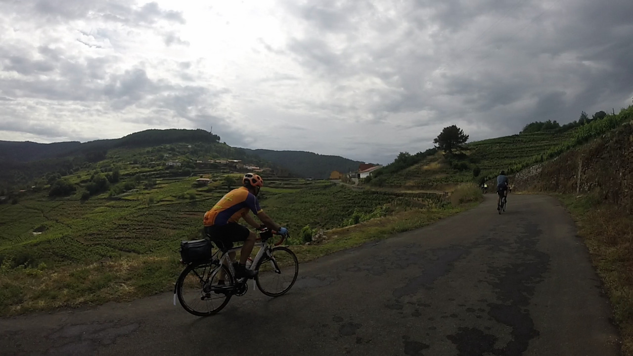 Saúl, chasing Sergio Pulido and the others, up that last climb out of the Sil river banks