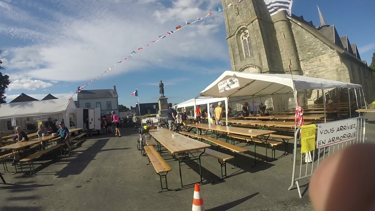 In Saint Martin des Près, in the main square, they set up bars with lots of tables, there was the breton flag and several banners, where you can read