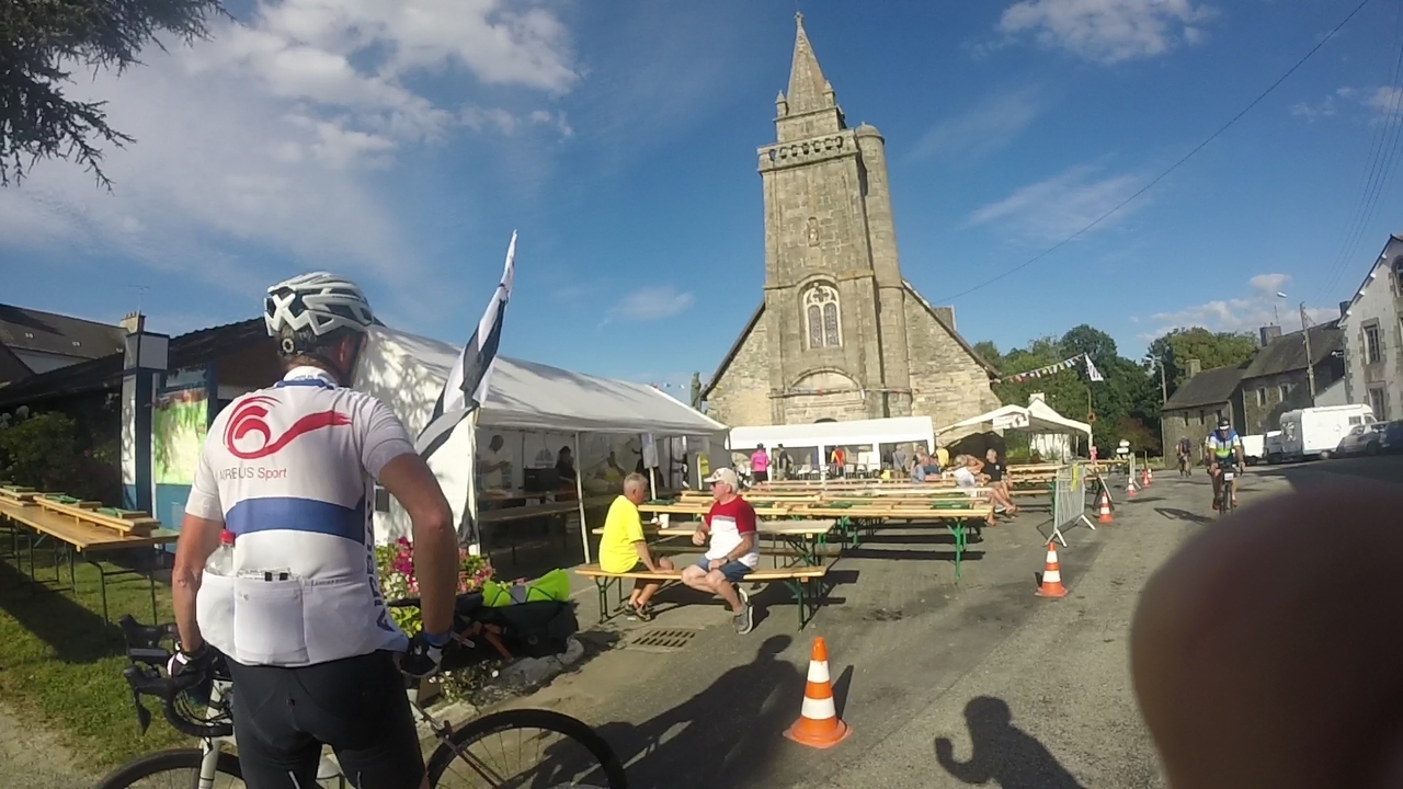 There were not many riders in Saint Martin des Pres when we arrived, but several of the randonneurs that were in our group decided to stop there